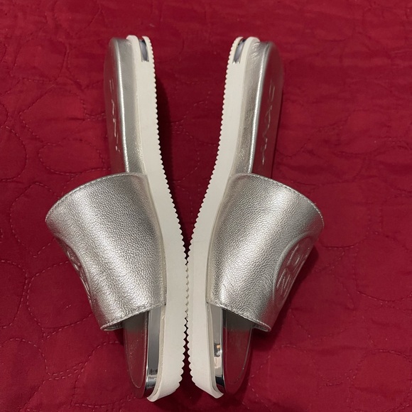 Brand new sandals - Picture 3 of 4